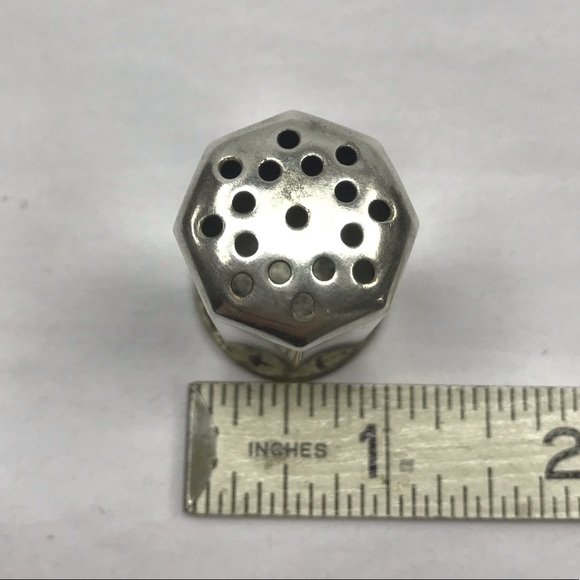 Vintage sterling silver salt/herb shaker - Picture 12 of 12